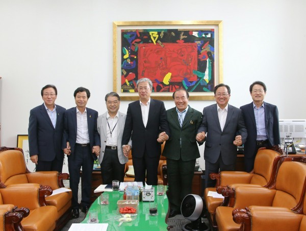 ▲ 지난 8월 19일 국민의당 유성엽 교문위원장과 시도교육감들이 누리과정 문제를 협의하기 위한 모임을 가졌다. 사진 왼쪽부터 차례대로 조희연 서울교육감, 김승환 전북교육감, 민병희 강원교육감(부회장), 이재정 경기교육감(회장), 김석준 부산교육감(부회장), 장휘국 광주교육감, 유성엽 국회 교문위원장. ⓒ전국시도교육감협의회