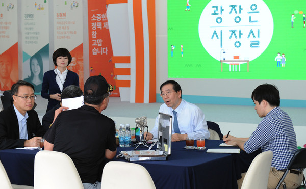 ▲ 박원순 서울시장이 서울광장에서 시민들과 면담하고 있다. ⓒ서울시 제공