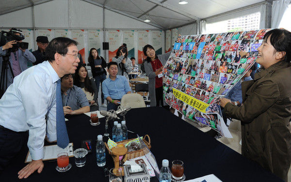 ▲ 박원순 서울시장이 서울광장에서 시민들과 면담하고 있다. ⓒ서울시 제공