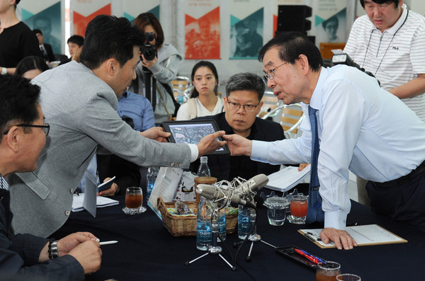 ▲ 박원순 서울시장이 서울광장에서 시민들과 면담하고 있다. ⓒ서울시 제공