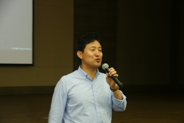 ▲ 새누리당 소속 오세훈 전 서울시장은 이날 강연에서 4차 산업혁명에 대응할 수 있는 능력을 대학생들에게 강조했다. ⓒ부산 동의과학대학교 측 제공