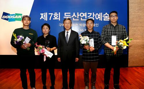 ▲ (왼쪽부터)미술 부문 수상자 김희천, 공연 부문 수상자 구자혜, 두산연강재단 박용현 이사장, 미술 부문 수상자 이호인, 박광수. 두산연강재단은 7일 서울 종로5가 두산아트센터에서 '제7회 두산연강예술상' 시상식을 개최했다고 밝혔다.ⓒ두산연강재단