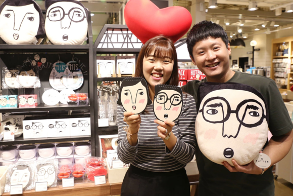 ▲ : 7일 버터 홍대점에서 연인 모델이 커플 아이템을 들고 포즈를 취하는 모습. ⓒ이랜드