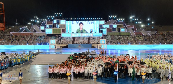 ▲ 7일 오후 충남 아산시 이순신종합운동장에서 열린 제97회 전국체전 개막식에서 박근혜 대통령이 연설을 하고 있다.ⓒ충남도