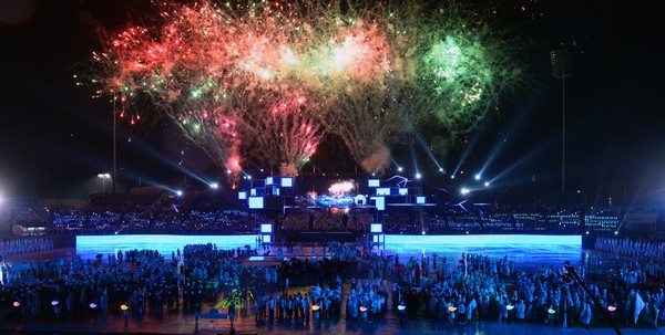 ▲ 충남 아산에서 개막된 제97회 전국체전 개막식 축하 불꽃을 쏘아올리고 있다.ⓒ충남도