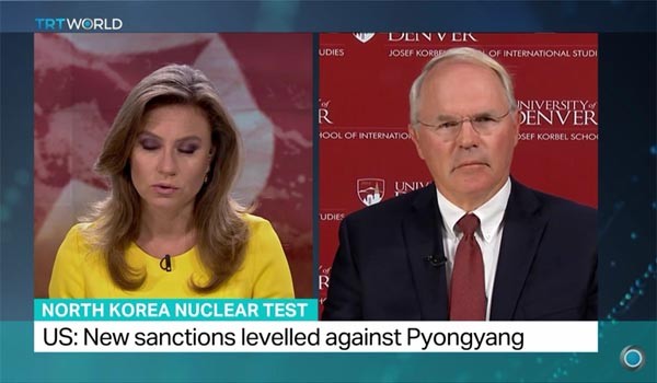 ▲ 지난 9월 9일 북한의 5차 핵실험 이후 터키 TRT 방송에 나와 북한에 대해 설명하는 크리스토퍼 힐 前국무부 동아태 차관보(오른쪽). 그는 최근 VOA와의 인터뷰에서 "아직은 아니지만, 북한이 핵탄두를 실은 탄도미사일을 발사대에 올리는 순간 선제타격을 하게 될 것"이라고 지적했다. ⓒ터키 TRT 월드 관련화면 캡쳐