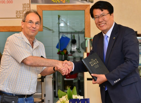 ▲ 하임 호셴 주한 이스라엘 대사(왼쪽)가 제천시를 방문해 이근규 시장과 악수를 나누고 있다.ⓒ제천시