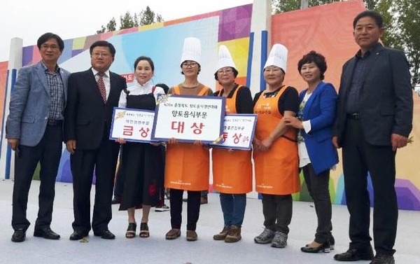 ▲ 제천시 대표 출전업소들이 수상 후 기념촬영을 가졌다.ⓒ제천시