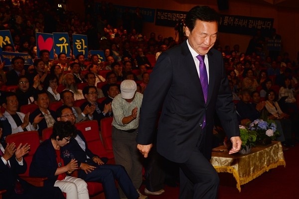 ▲ 더불어민주당 손학규 전 대표가 지난달 20일 전남 강진군 강진읍 강진아트홀 1층 대공연장에서 열린 제255회 강진다산강좌 '손학규님이 바라본 강진 희망'이라는 주제의 강연을 하기 위해 무대에 오르고 있다. ⓒ뉴시스 사진DB