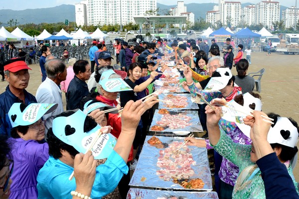 ▲ 증평인삼골축제의 가장 인기가 높은 인삼포코 시식회에 참여한 관람객들이 삼겹살을 구어먹고 있는 장면.ⓒ증평군