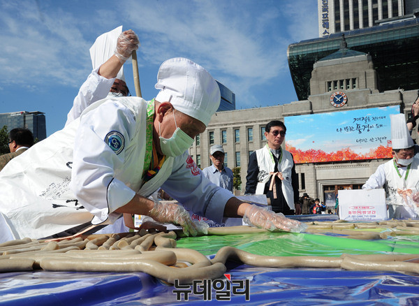 ▲ 한반도 지도를 따라 가래떡을 붙이는 퍼포먼스 ⓒ 뉴데일리 공준표