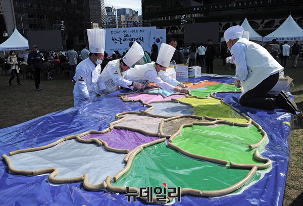 ▲ 전통 공연팀의 축하공연 ⓒ 뉴데일리 공준표