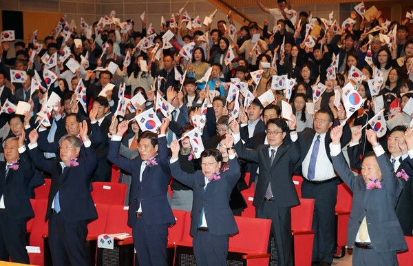 ▲ 권선택 대전시장 등이 9일 570돌 한글날을 맞아 경축식장에서 만세삼창을 외치고 있다. ⓒ대전시