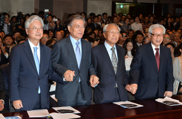 ▲ 지난 6일 오후 서울 세종대로 한국프레스센터에서 문재인 전 더불어민주당 대표의 대선 싱크탱크인 '정책공간 국민성장' 창립 준비 심포지엄에 참석한 문재인 전 대표와 국민성장의 소장 조윤제(왼쪽부터) 서강대 교수, 자문위원장 박승 전 한국은행 총재, 상임고문 한완상 전 한성대 총장이 함께 기념 사진을 찍고 있다.ⓒ뉴시스 사진DB