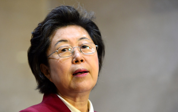 ▲ 새누리당 이은재 의원이 9일 국회 정론관 앞에서 지난 6일 서울시교육청에 대한 국정감사 중 MS오피스, 아래아한글 워드 프로세서 구입 질의와 관련해 취재진의 질문에 답하고 있다. ⓒ뉴시스 사진DB