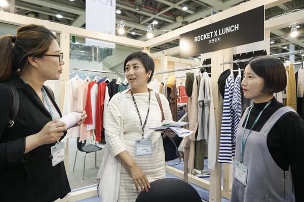 ▲ 지난 5~7일 대구 엑스코에서 열린 제11회 대구패션페어가 138개 패션 관련 업체와 글로벌 바이어 100여명 및 국내 바이어들 간에 수주상담을 올렸다. 사진은 바이어와 상담모습.ⓒ대구패션페어 제공