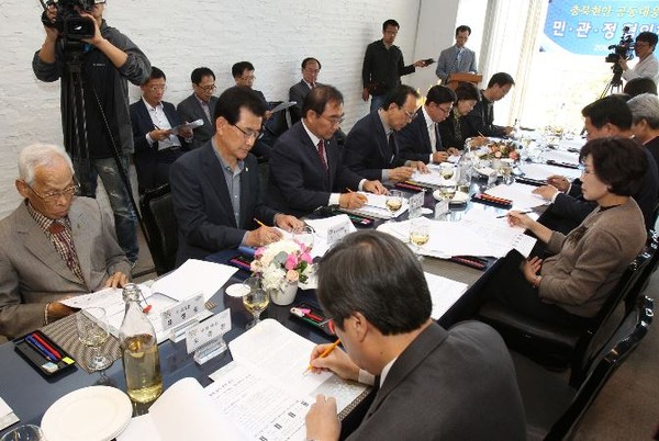 ▲ 충북의 민·관·정협의체가 9일 오후 청주시내의 한 식당에서 한국철도시설공단의 KTX 세종역 설치 움직임에 대한 대책마련 긴급회의를 진행하고 있다.ⓒ충북도