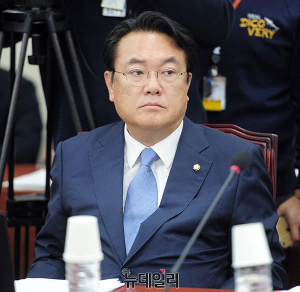 ▲ 새누리당 정진석 원내대표는 10일 "도주한 불법 중국 어선을 끝까지 추적해서 엄중하게 대처해야 한다"고 말했다. 이는 지난 7일 해경 단속 어선을 들이받은 중국 불법 어선의 행태를 좌시해서는 안된다는 의미로 풀이된다. ⓒ뉴데일리 공준표 기자