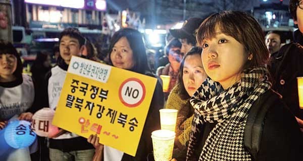 ▲ 2012년 당시 中대사관 앞에서 탈북자 강제북송에 반대하는 청년들의 집회 모습. RFA는 北소식통을 인용, 최근 中공산당이 탈북자 단속을 강화하고 붙잡은 이들을 모두 강제북송 하고 있다고 전했다. ⓒ뉴데일리 DB