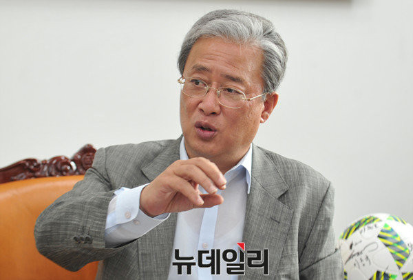▲ 합리적 보수주의자로 불리는 국민의당 유성엽 의원이 10일 최근 대권주자들이 앞다퉈 내놓은 성장담론에 대해 "(경제)성장하지 말자는 이야기나 마찬가지"라며 성장의 중요성을 강변했다. ⓒ뉴데일리 이종현 기자