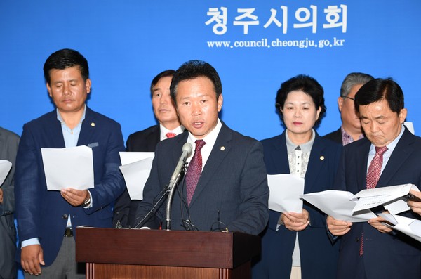 ▲ 황영호 충북 청주시의회 의장이 10일 시청에서 KTX세종역 신설 반대 기자회견을 하고 있다.ⓒ청주시의회