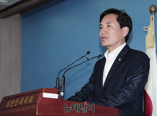 ▲ 새누리당 김진태 의원이 10일 박지원 의원을 국회 윤리위에 맞제소할 것이라고 밝혔다. 김 의원은 박지원 의원이 입을 막아보려는 저의에서 시작한 행동이라고 말했다. ⓒ뉴데일리 공준표 기자