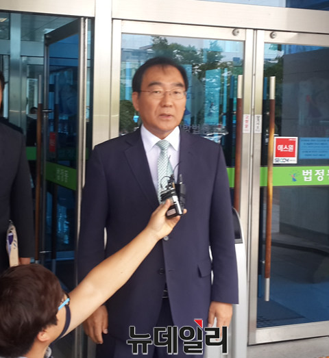 ▲ 지난달 5일 이승훈 충북 청주시장이 정치자금법 위반 혐의로 재판을 받기위해 청주지방법원에 들어서고 있다.ⓒ김종혁 기자