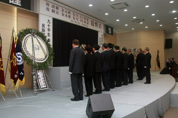 ▲ 10일 열린 학교법인 청석학원 설립자 청암 김원근 선생 51주기, 석정 김영근 선생 40주기 추도식에서 김홍철 현양사업회 상임부회장이 추도사를 낭독하고 있다.ⓒ청주대