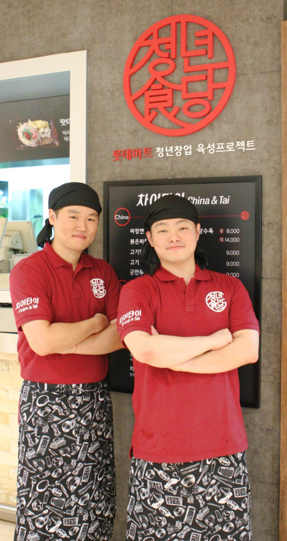 ▲ 청년식당 1호점 차이타이_김동민(左)손병천(右) 셰프 ⓒ롯데마트