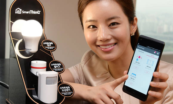 ▲ LG전자가 10일 스마트 전구, 스마트 플러그, 모션센서 등 IoT 연동기기 3종을 출시했다. ⓒLG전자