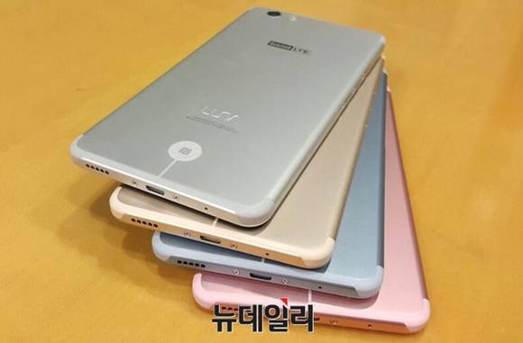 ▲ 루나S는 일체형 풀메탈 유니바디로 제작돼 부드러운 디테일과 편안한 그립감을 자랑한다. ⓒ뉴데일리 윤진우 기자