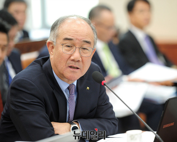 ▲ 질의에 답변하는 이덕훈 한국수출입은행장 ⓒ 뉴데일리 공준표