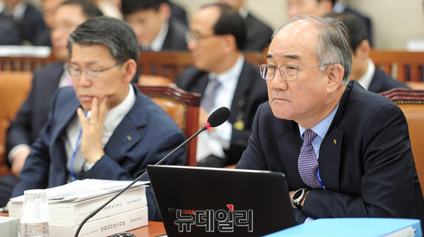 ▲ 질의에 답변하는 이덕훈 한국수출입은행장 ⓒ 뉴데일리 공준표