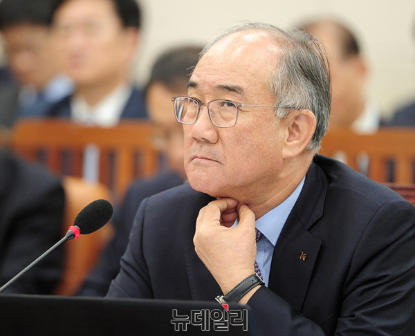 ▲ 질의에 답변하는 이덕훈 한국수출입은행장 ⓒ 뉴데일리 공준표