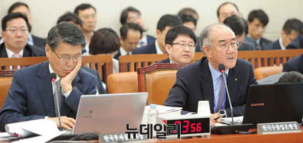 ▲ 질의에 답변하는 이덕훈 한국수출입은행장 ⓒ 뉴데일리 공준표