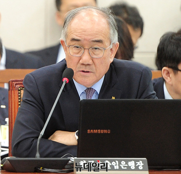 ▲ 질의에 답변하는 이덕훈 한국수출입은행장 ⓒ 뉴데일리 공준표