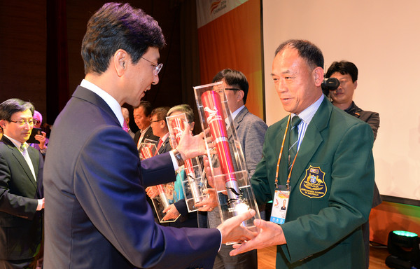 ▲ 안희정 충남지사가 호주선수단장에게 성화봉을 전달하고 있다.ⓒ충남도