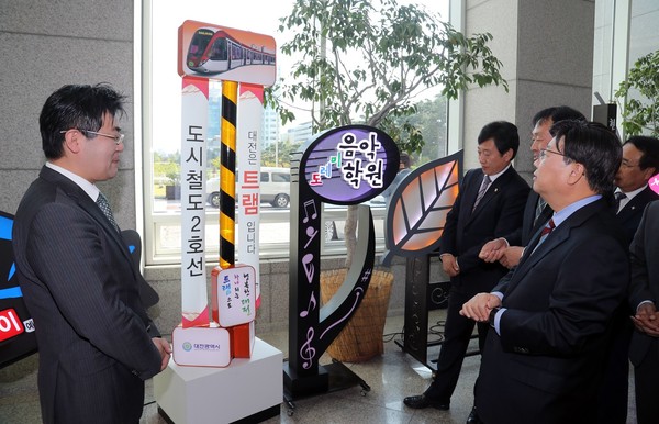▲ 권선택 대전시장이 ‘옥외광고 대상전’을 둘러보고 있다.ⓒ대전시