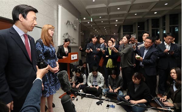 ▲ 지난 10일 서울 도렴동 외교부 청사에서 회담을 마친 뒤 약식 기자회견을 하는 윤병세 외교장관과 사만다 파워 美유엔대사. ⓒ뉴시스. 무단전재 및 재배포 금지.