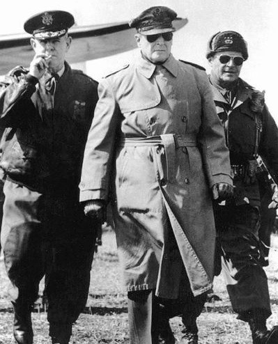 맥아더와 후임 사령관 리지웨이 장군(오른쪽)(자료사진)