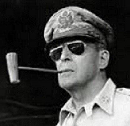 ▲ 맥아더의 상징 파이프를 문 모습(자료사진)