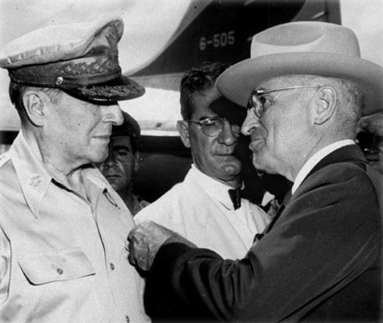 맥아더 장군에게 훈장을 수여하는 트루먼 대통령. 50년 10월15일 웨이크 섬.(자료사진)