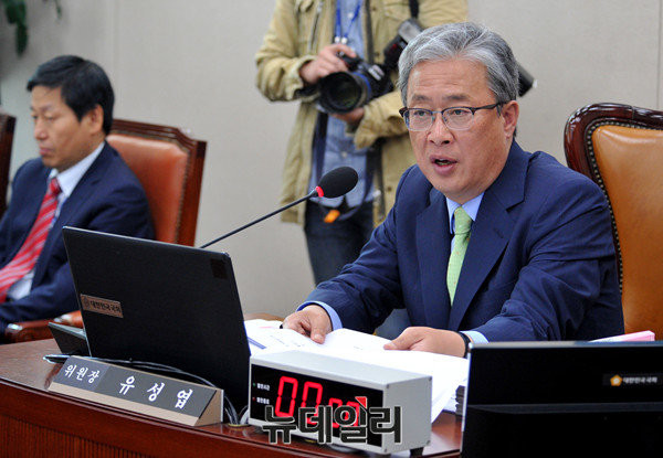 ▲ 국민의당 유성엽 의원은 11일 YTN라디오에 출연해 안철수 전 대표가 국민의당 대선후보로 거론되는 것에 대해 