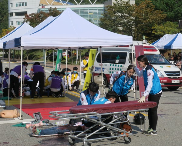 ▲ 한국교통대 응급구조학과 학생들이 응급상황 대치 모의 훈련을 하고 있다.ⓒ한국교통대