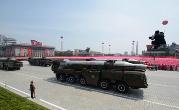 북한의 열병식에 등장하는 이동식 발사차량(TEL). 사진 속 트럭은 노동 미사일을 싣고 있다. 북한은 이런 트럭을 생산할 능력이 없다. ⓒLIG 넥스원 웹진 캡쳐