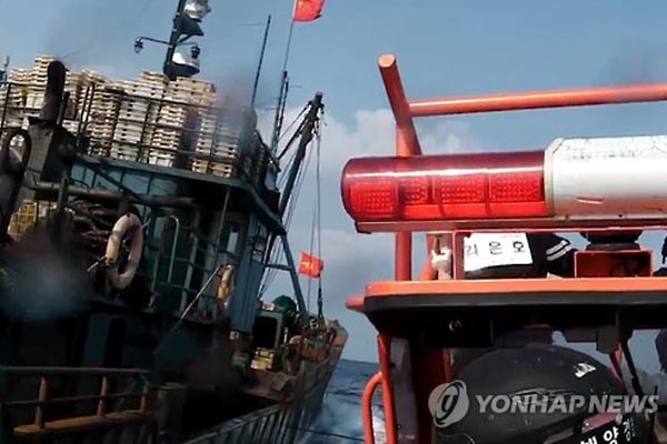 ▲ 서해 상에서 불법조업 중인 중국어선을 단속하는 해경 고속단정. ⓒ연합뉴스. 무단전재 및 재배포 금지.