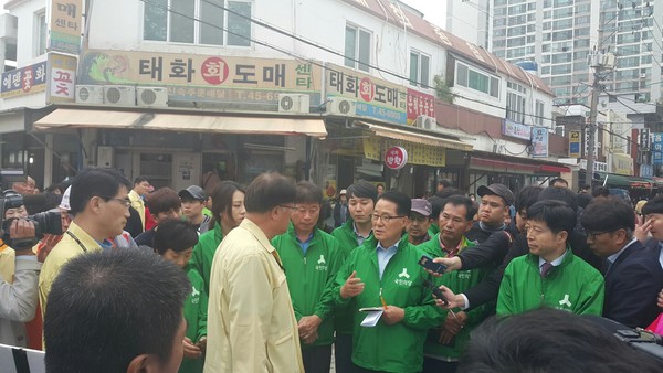 ▲ 국민의당 박지원 비상대책위원장이 11일 태풍 '차바'로 수해를 입은 울산을 방문, 당 차원의 재난대책위원회를 구성하기로 밝혔다. ⓒ국민의당 제공