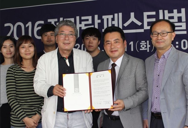 ▲ 청주시문화산업진흥재단과 라온상사가 11일 ‘2016젓가락페스티벌’에 공동 협력하기위한 업무협약을 맺었다.ⓒ청주시