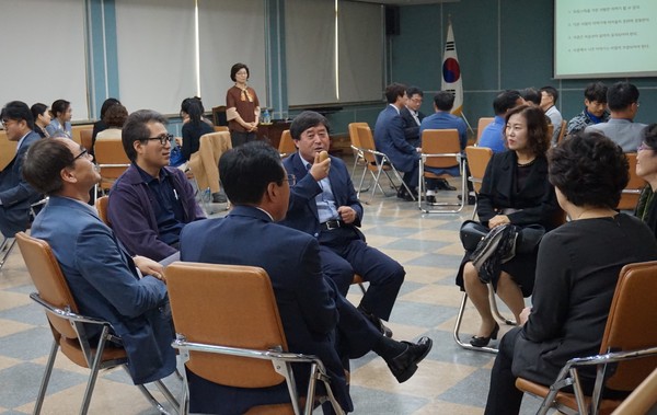 ▲ 제천시 관내 교사들이 서클활동을 통해 생활실습 교육을 적용하고 있다.ⓒ제천교육지원청