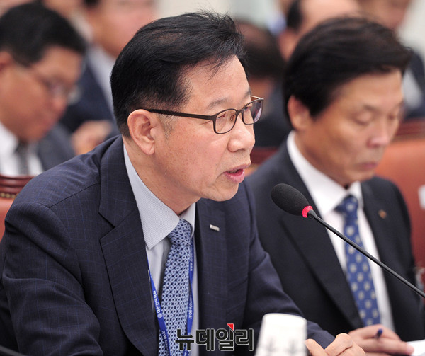 ▲ 질의에 답변하는 김영학 한국무역보험공사 사장 ⓒ 뉴데일리 공준표
